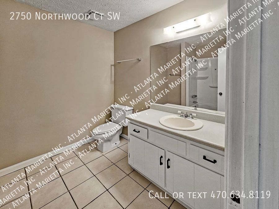 Recently Updated 2/2.5 Flat in Duplex Building - Housing Vouchers Accepted property image