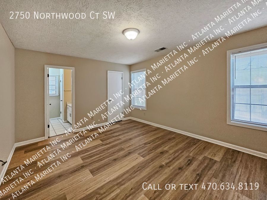 Recently Updated 2/2.5 Flat in Duplex Building - Housing Vouchers Accepted property image