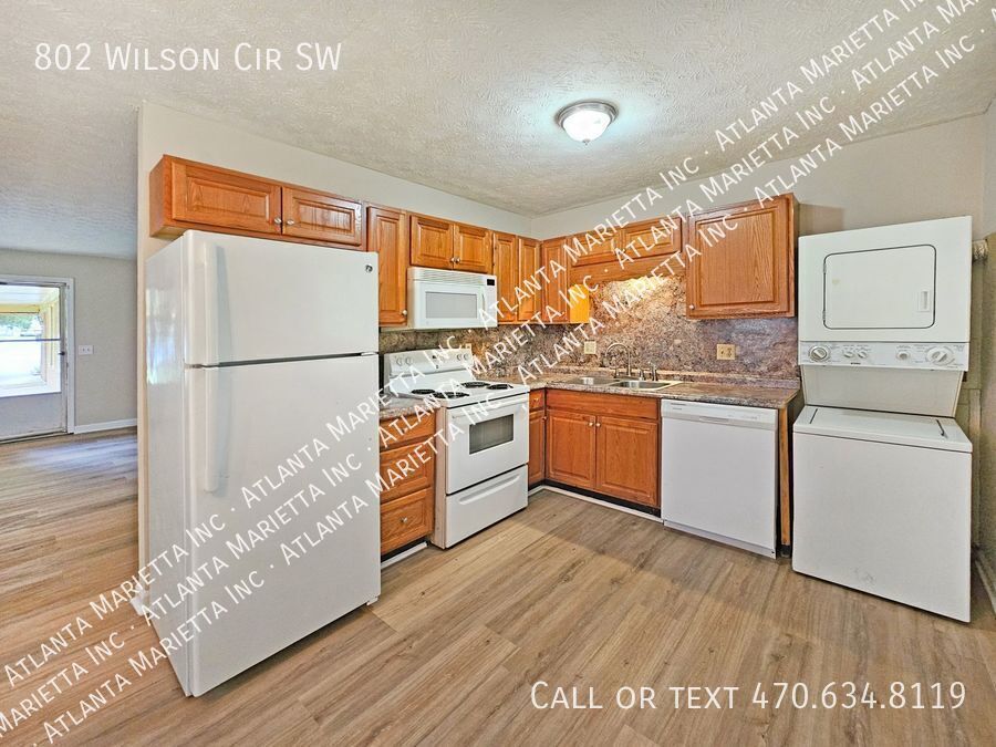 COMING IN APRIL! Beautifully Updated 2/2 Flat Near Marietta Square - Housing Vouchers Accepted property image