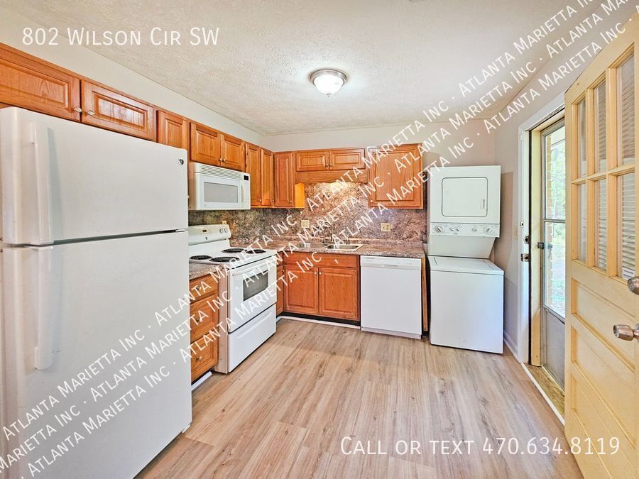 COMING IN APRIL! Beautifully Updated 2/2 Flat Near Marietta Square - Housing Vouchers Accepted property image