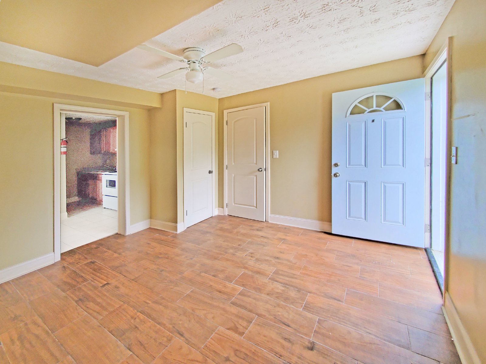One bedroom 1 bath apartment - Housing Vouchers accepted property image