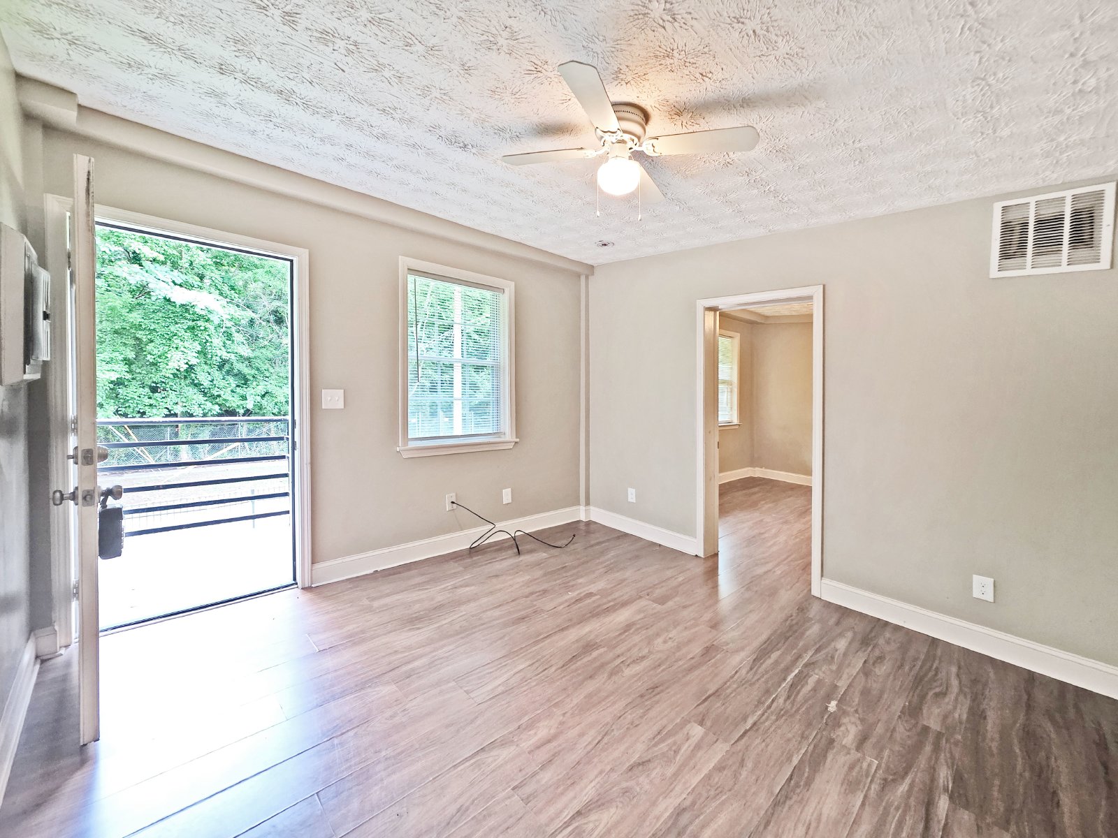 One bedroom 1 bath apartment - Housing Vouchers accepted property image