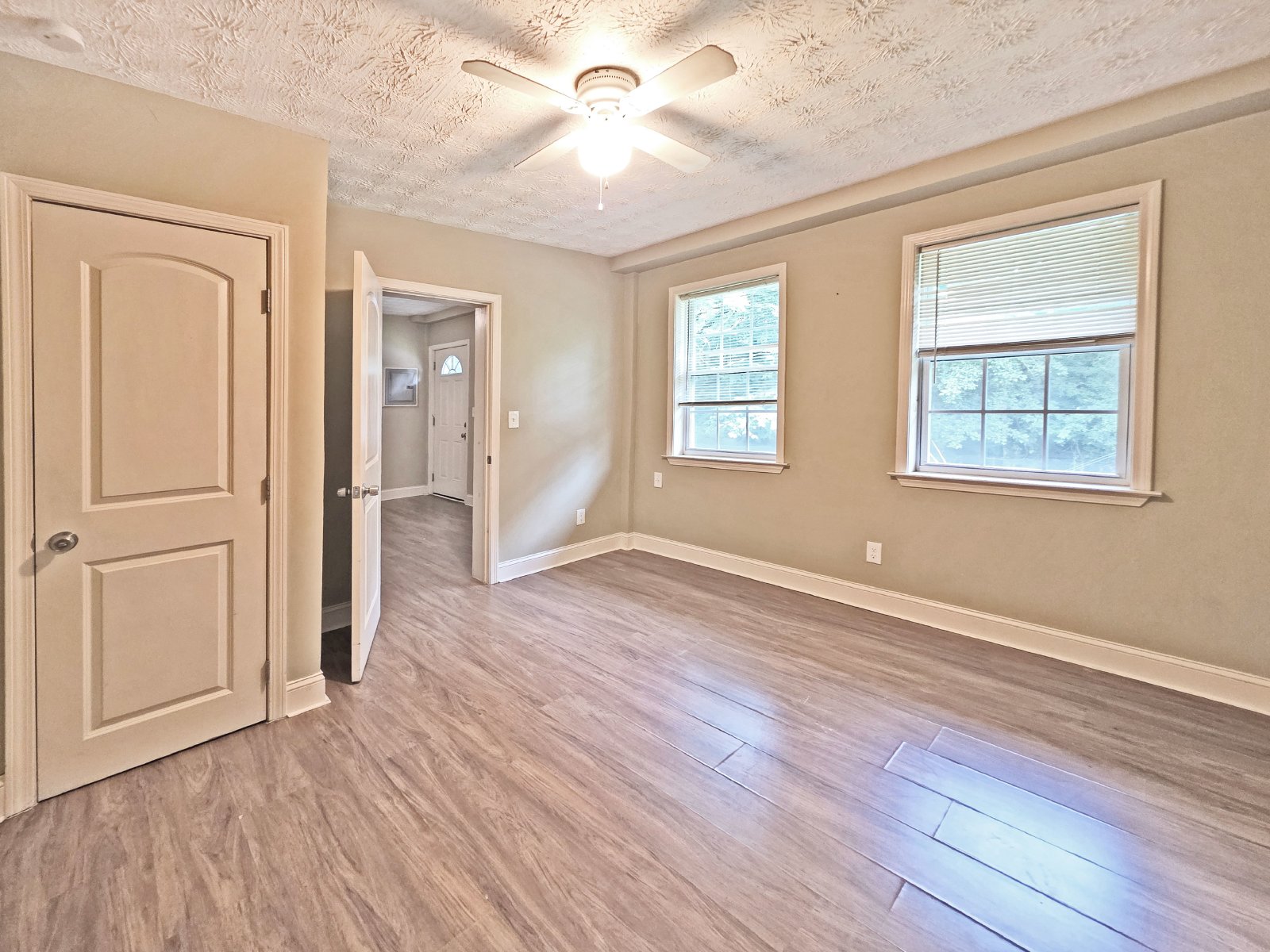One bedroom 1 bath apartment - Housing Vouchers accepted property image
