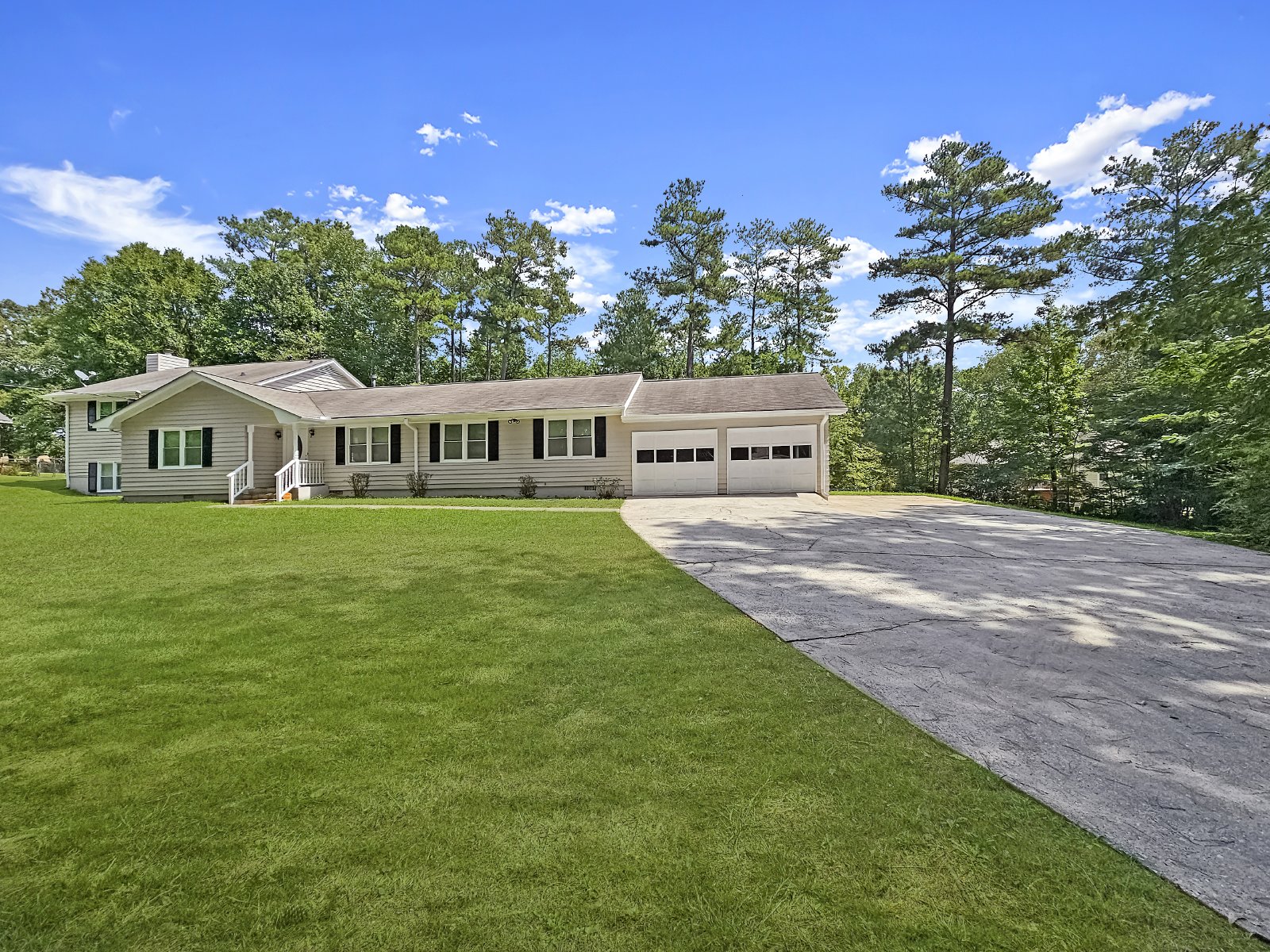 4 Bedroom 3.5 Bath Split Level Home on Large Level Lot In Austell property image