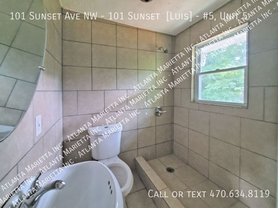 Beautifully updated 1 bedroom 1 bath apartment - Voucher Holders: Move In with Flex-Pay Security Deposit property image